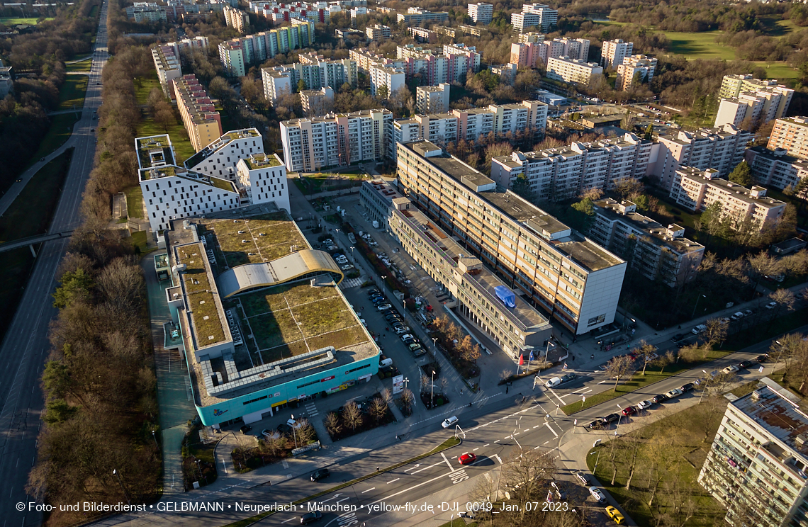 07.01.2023 - Luftbilder vom Plettzentrum mit Montessori Schule in Neuperlach